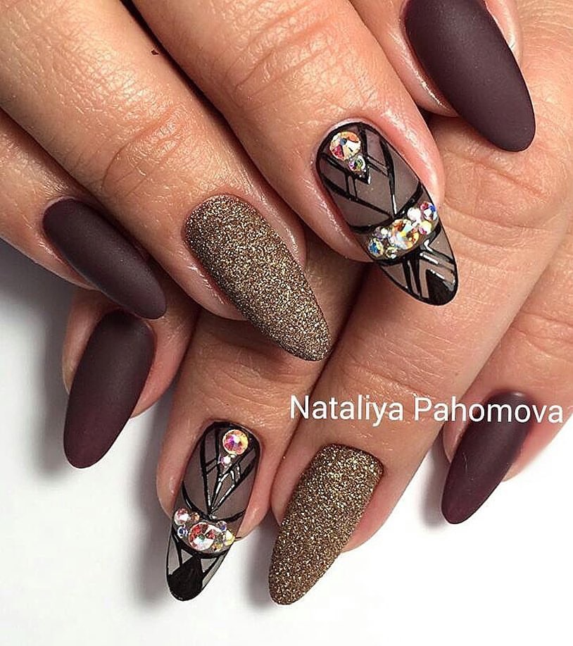 Бордовий матовий манікюр з золотою геометрією на мигдалеподібних нігтях