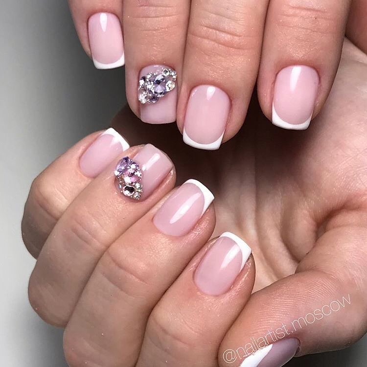 Рожевий френч манікюр з блиском та стразами на круглі нігті