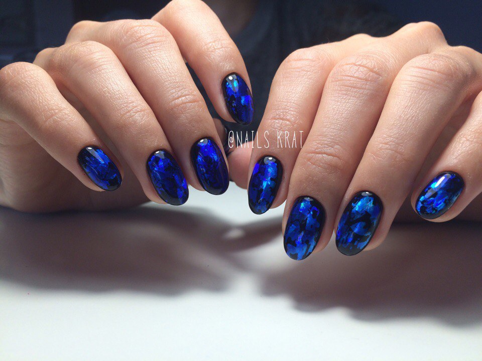 Абстрактний манікюр у синьо-чорних кольорах з блискучою фольгою