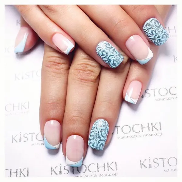 Бежево-синій французький манікюр з 3D абстракцією на овальній формі