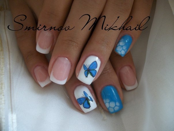 Білий френч манікюр з блакитним квітковим розписом на квадратних нігтях