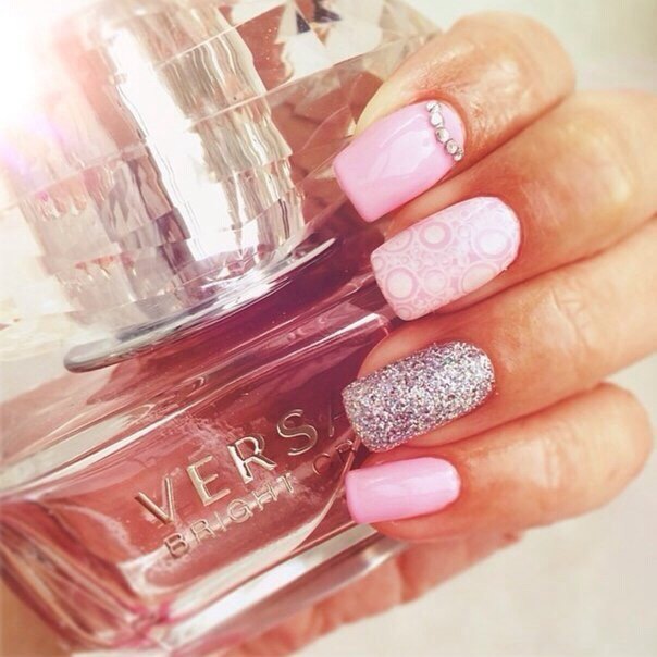 Рожевий манікюр з блискітками та сріблястою геометрією на квадратних нігтях