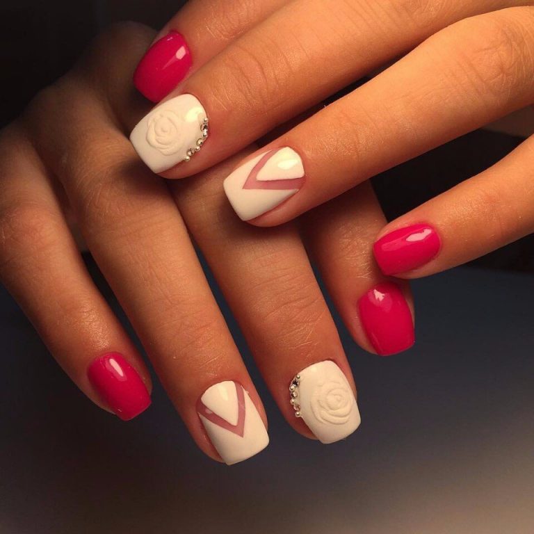 Манікюр з рожевим гель-лаком, 3D квітами та стразами