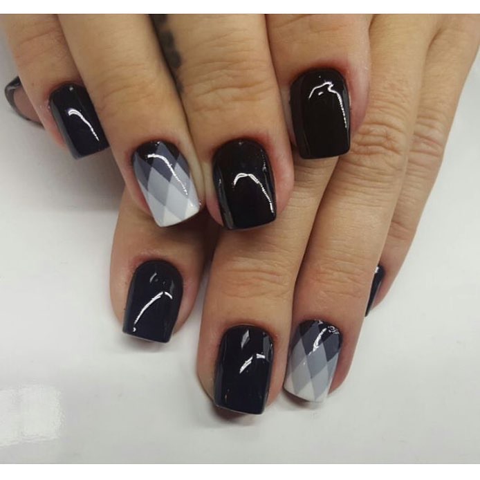 Чорний манікюр з блискучою геометрією та ручним розписом