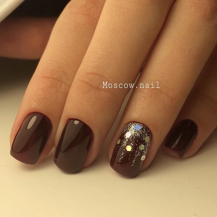 Короткі круглі нігті: Бордовий гель-лак зі сріблястими блискітками для яскравого образу