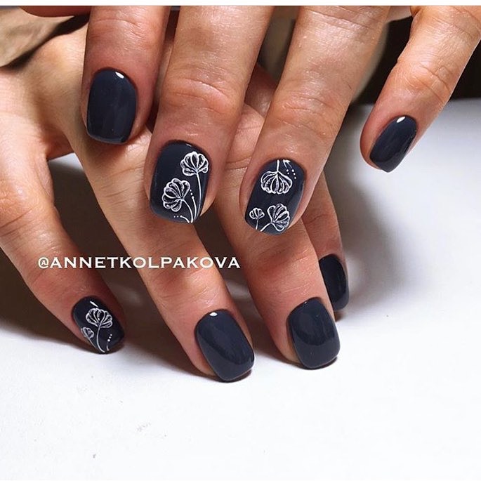 Синій дизайн нігтів з квітковим ручним розписом на коротких