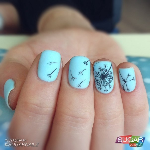Матовий синій манікюр з чорними квітковими візерунками