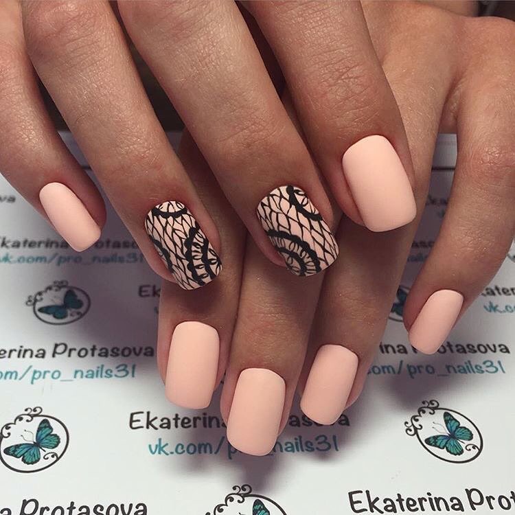 Матовий бежевий манікюр з чорними абстрактними лініями