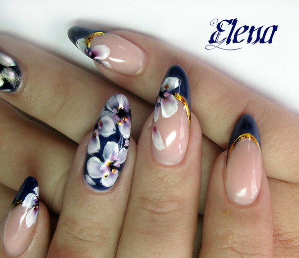 Синій френч манікюр з квітами та золотими блискітками