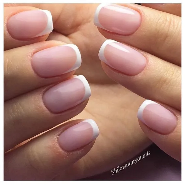 Рожево-білий мінімалістичний френч на овальних нігтях: ніжність та стиль