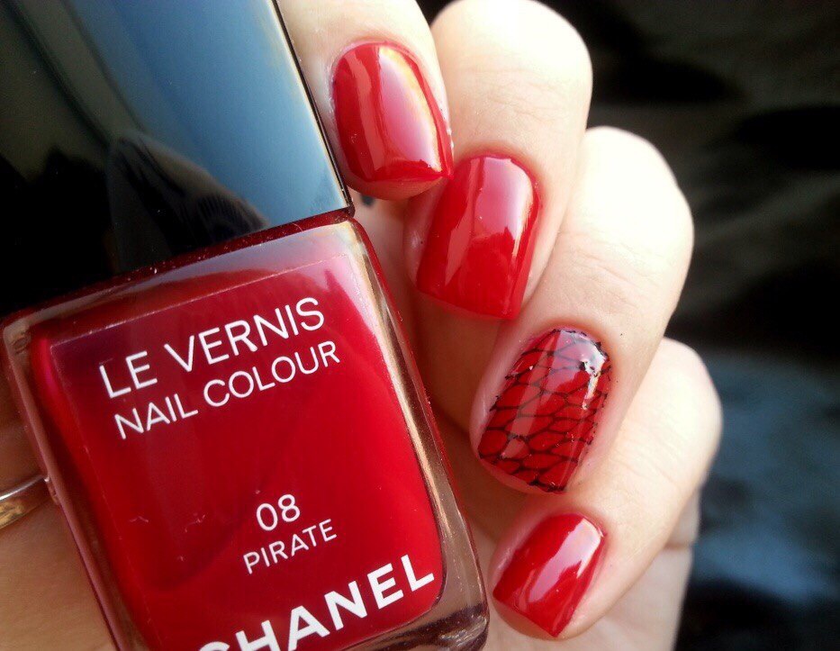 Червоний манікюр з чорними геометричними візерунками