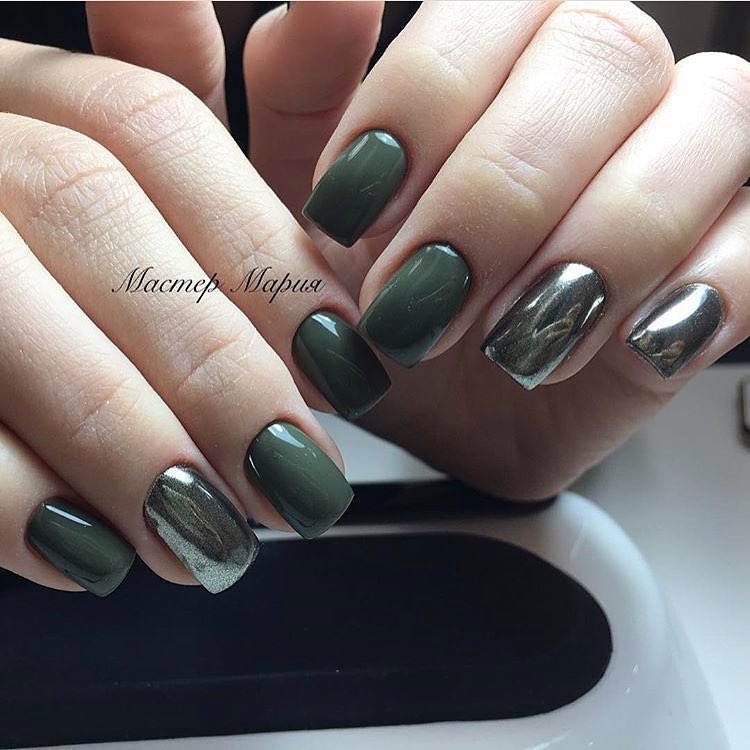 Хромований зелений манікюр зі сріблястим акцентом