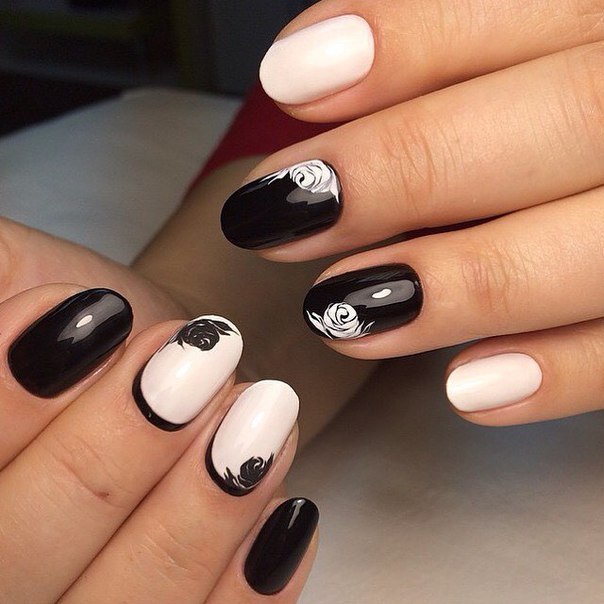 Квітковий чорно-білий манікюр з ручним розписом