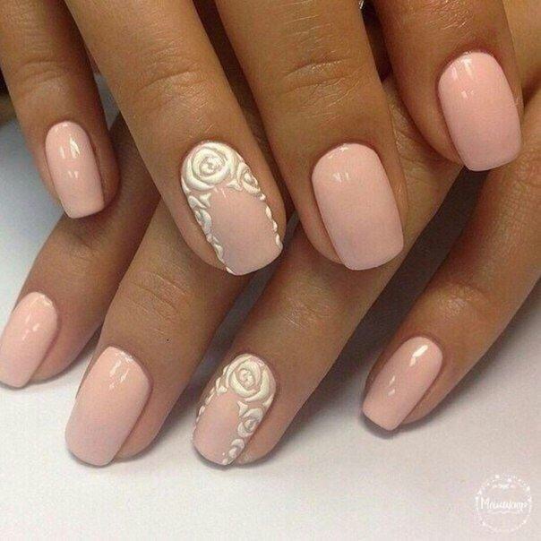 Рожевий манікюр з білими 3D квітами та ручним розписом