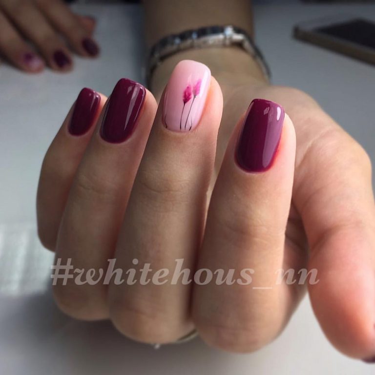Бордовий манікюр з ніжним квітковим розписом – весняний дизайн