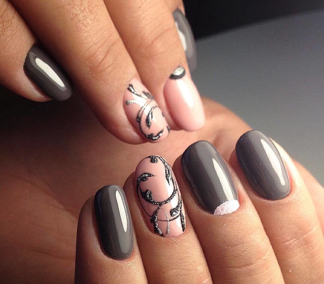 Сірий абстрактний манікюр з рожевими елементами та блискітками