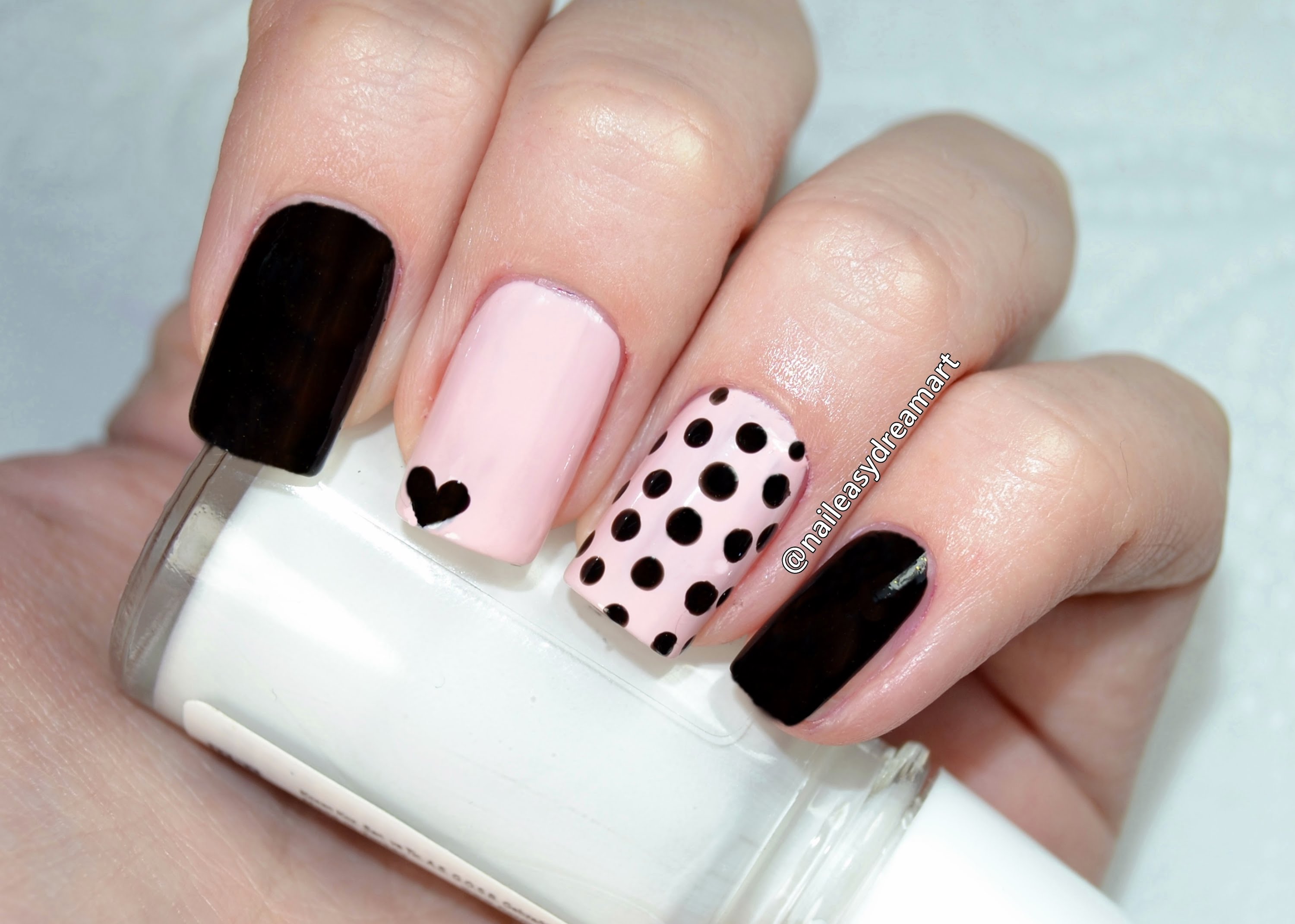 Рожево-чорний геометричний мінімалізм на квадратних нігтях: ідея для сучасних дівчат