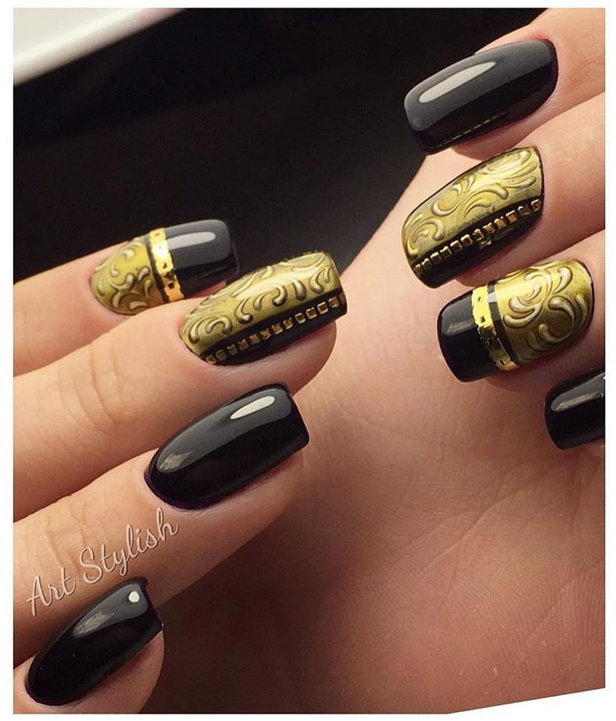 Чорний манікюр з 3D золотим дизайном та стразами