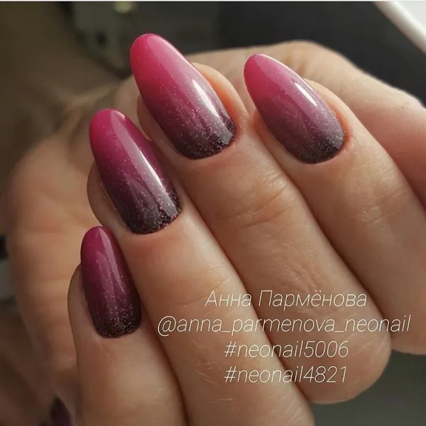 Рожево-фіолетове омбре з блискітками на мигдалеподібних нігтях