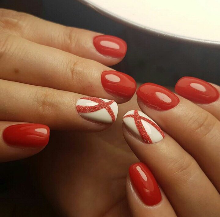 Червоний манікюр з блискучою геометрією на овальних нігтях