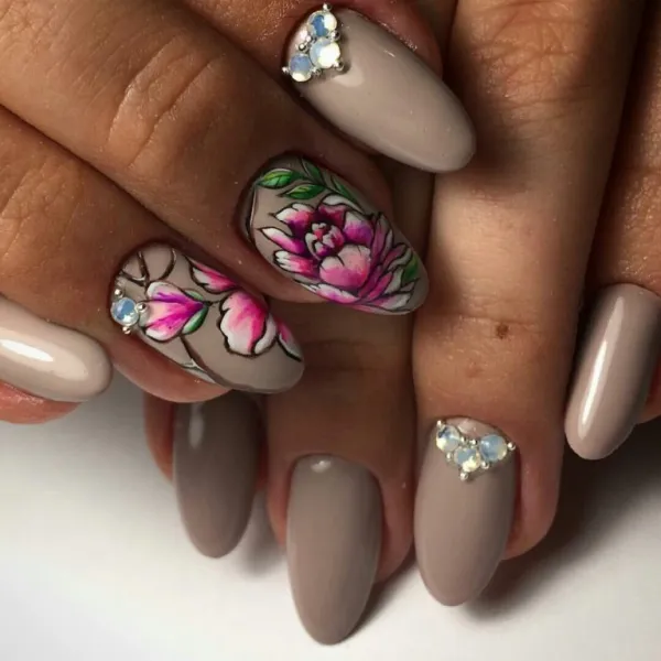 Квітковий 3D-максималізм: бежево-рожеві мигдалеподібні нігті зі стразами
