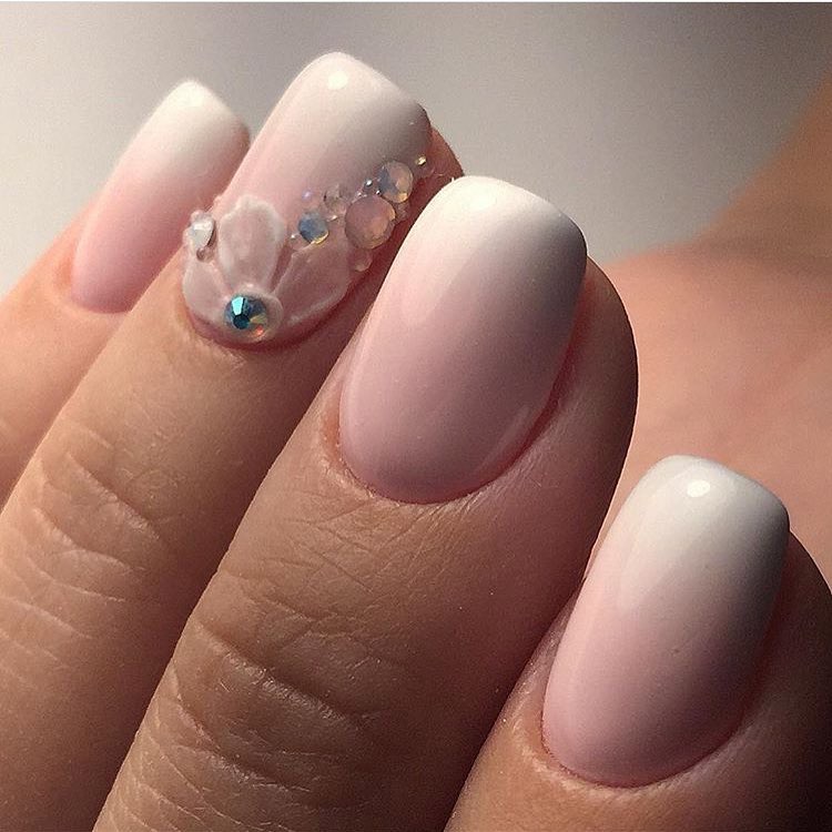 Манікюр рожеве омбре: 3D квіти, стрази та блиск на овальних нігтях