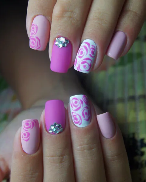 Матовий рожевий з білими 3D квітами: квадратні нігті для весняного настрою