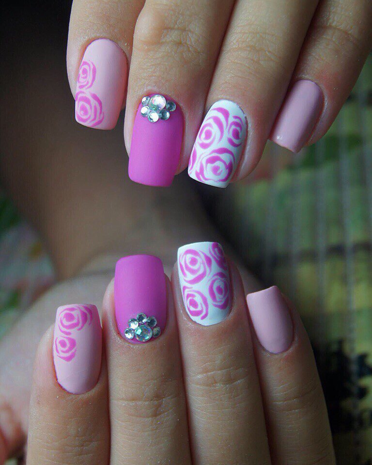 Квадратний манікюр: матовий рожевий фон та витончені 3D квіти з блиском