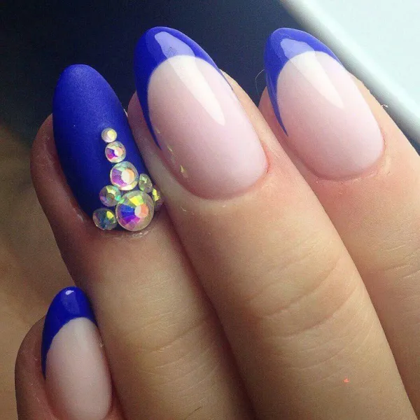 Мигдалеподібний матовий френч: синій з рожевими 3D блискучими акцентами