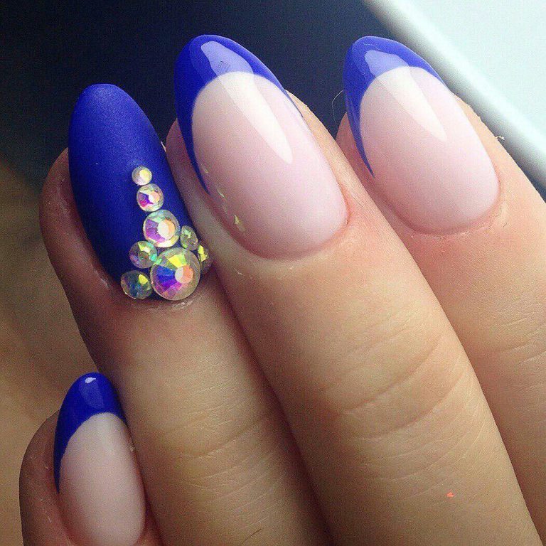 Довгі мигдалеподібні нігті: синій матовий френч з рожевим 3D блиском та стразами