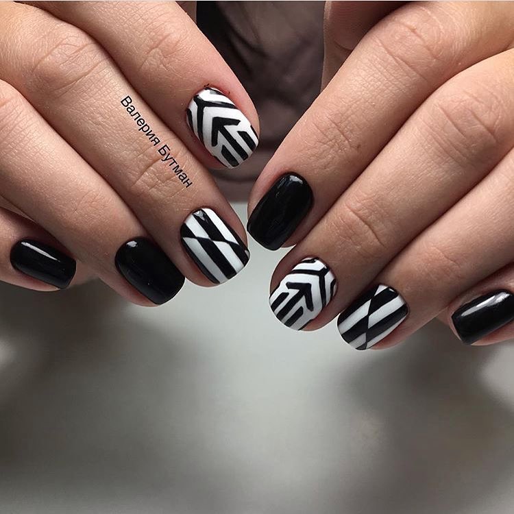 Овальні нігті: чорно-білий геометричний мінімалізм ручного розпису