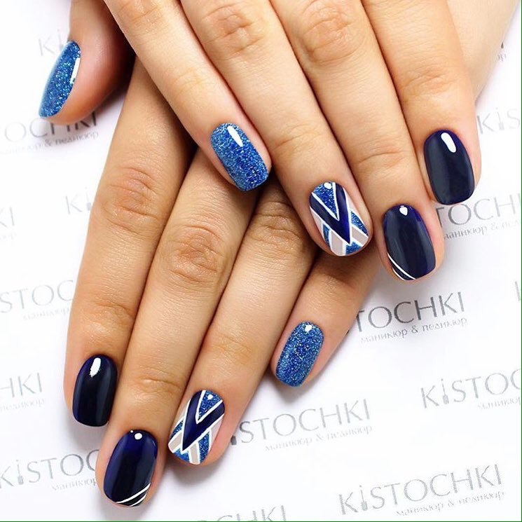 Геометричний манікюр у синіх тонах з білим розписом та блискітками