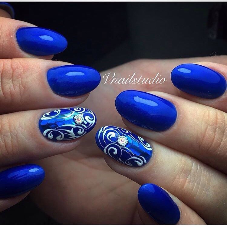 Синій манікюр з абстрактним розписом та блискучими стразами