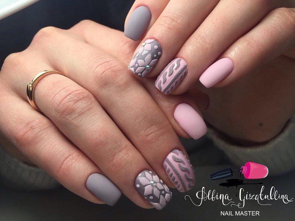 Зимовий манікюр: сіро-рожеві матові нігті з 3D-розписом та стразами