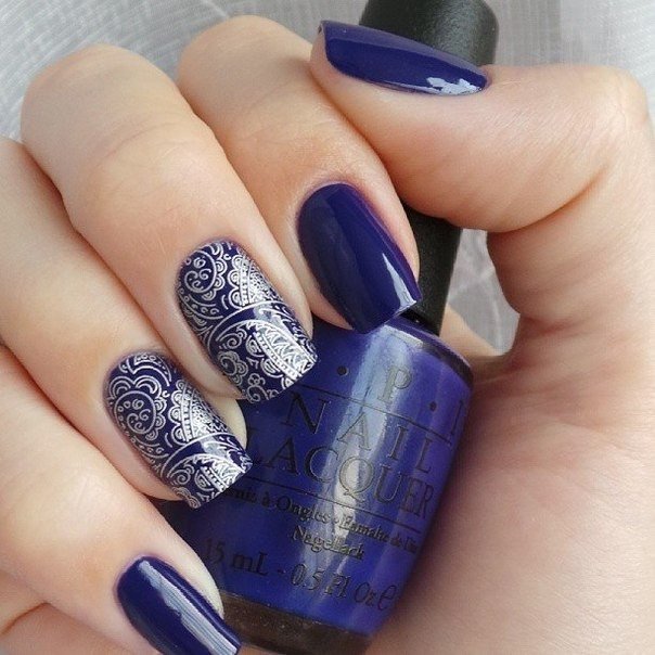 Фіолетовий манікюр з білими візерунками на квадратних нігтях