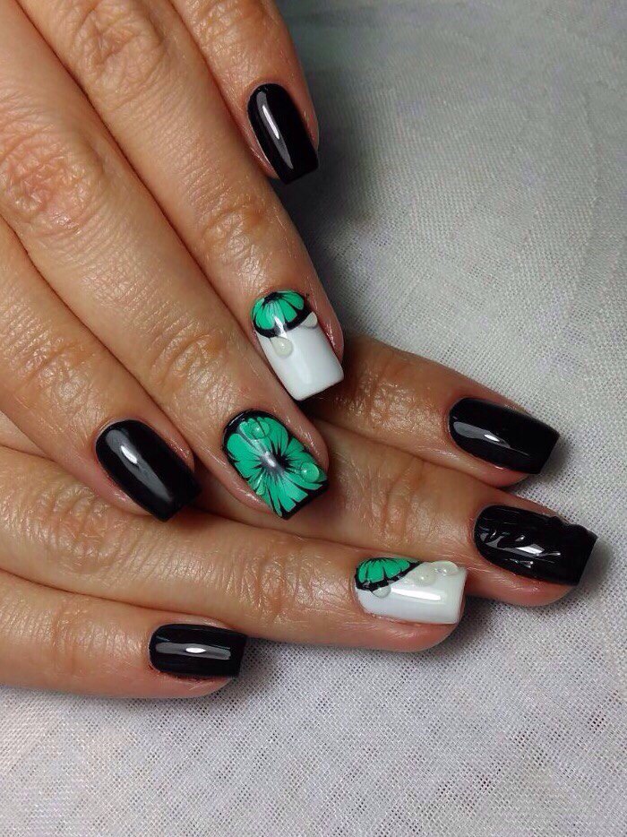 Чорний манікюр з об'ємними зеленими квітами ручного розпису