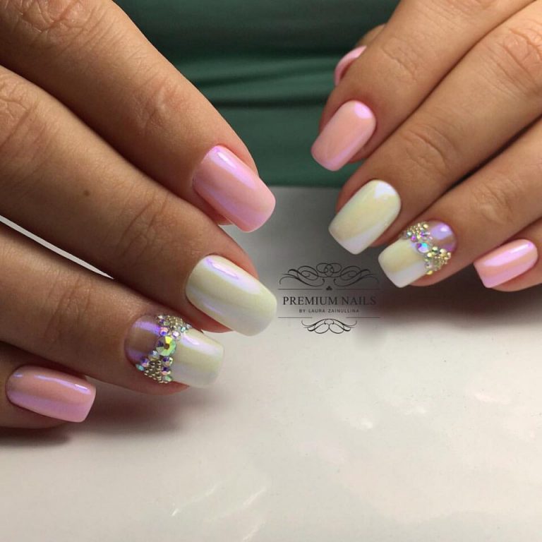 Рожевий гель-лак манікюр зі сріблястими стразами та блискітками