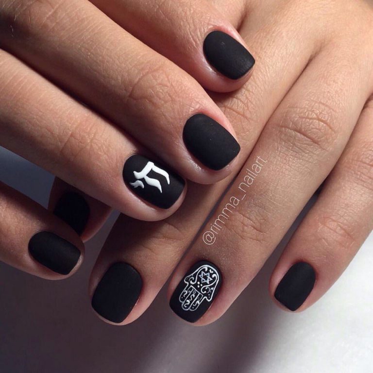 Матовий чорний манікюр з білими лініями ручного розпису