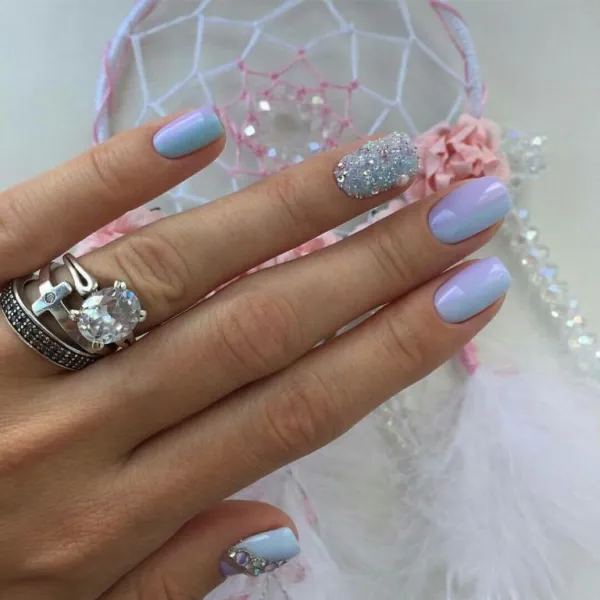 Овальні нігті: синьо-фіолетове омбре з 3D-блиском та стразами