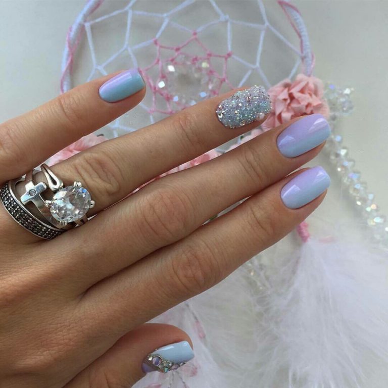 Максималізм на овальних нігтях: синьо-фіолетове омбре, 3D-стрази та блискітки