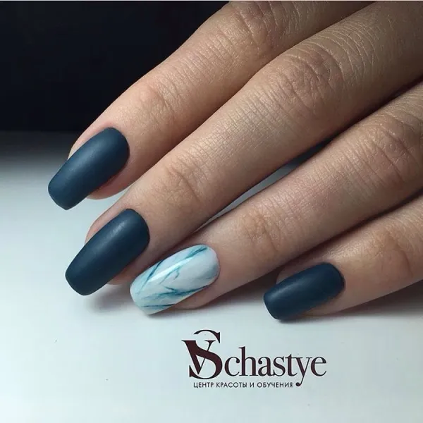 Матовий синій з білим мармуром: абстракція на довгих нігтях-трунах