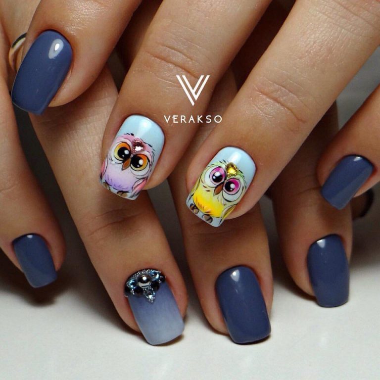 Синій матовий манікюр омбре з 3D елементами та стразами