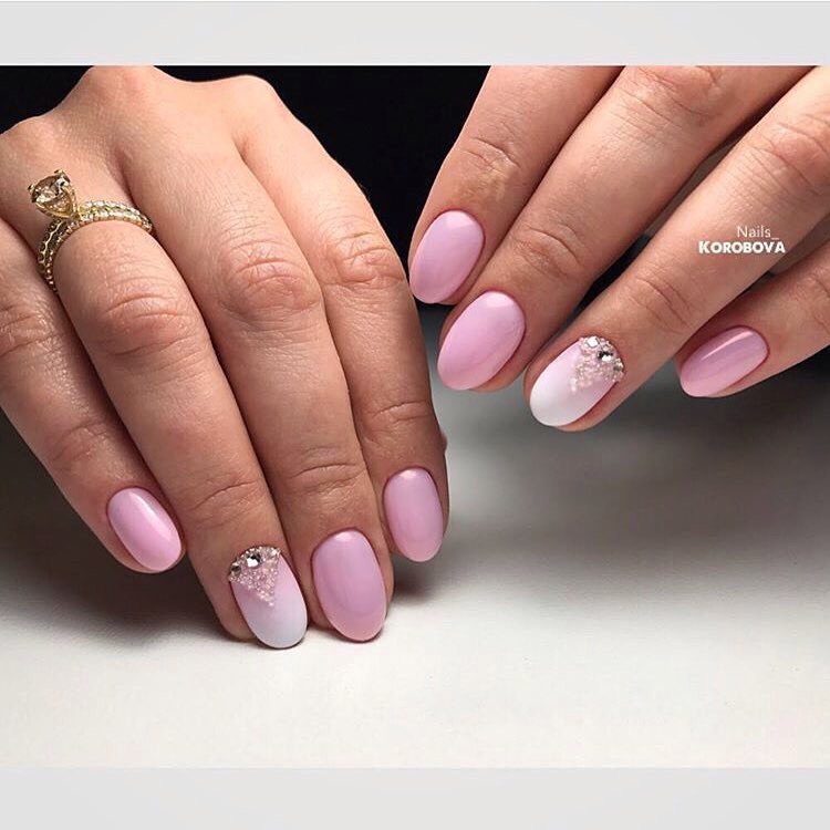 Рожевий омбре манікюр з блискітками та стразами на овальних нігтях