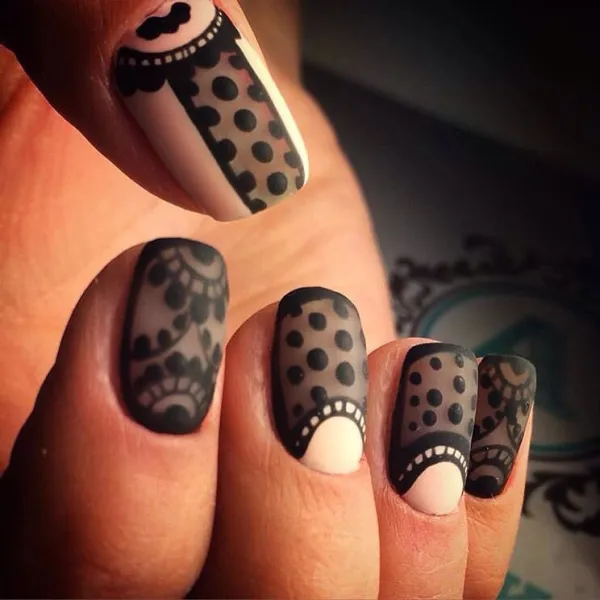 Матовий чорно-бежевий манікюр: овальна геометрія з негативним простором