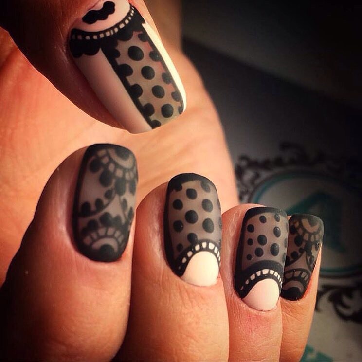 Матовий чорно-бежевий манікюр: елегантна геометрія та негативний простір на овальних нігтях