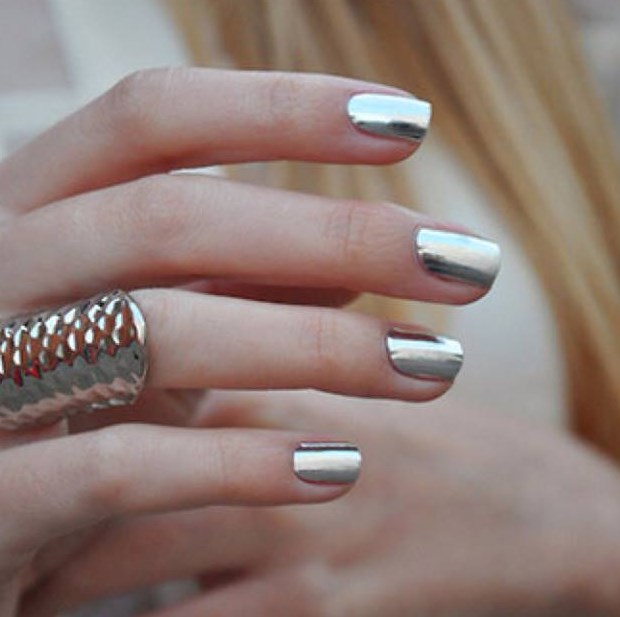 Сріблястий хромований манікюр на короткі квадратні нігті