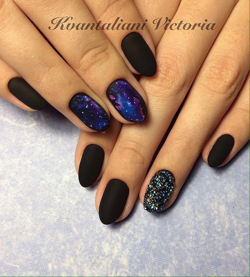 Манікюр з матовим чорним і абстрактним синьо-фіолетовим розписом