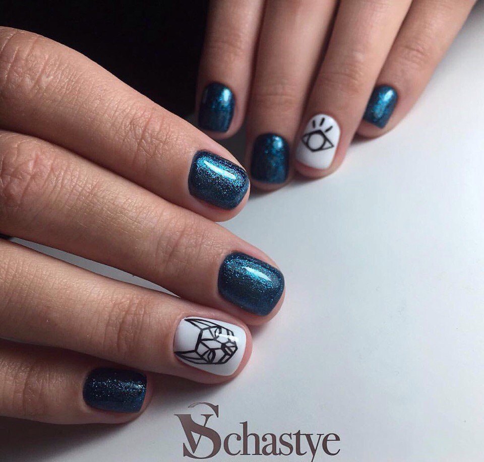 Синій манікюр з білими геометричними лініями та блиском
