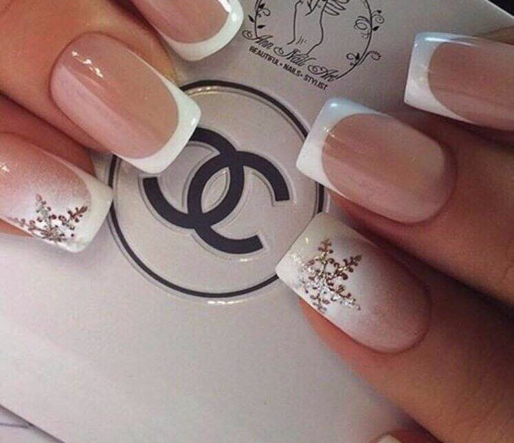 Бежевий френч манікюр з омбре та сріблястими блискітками