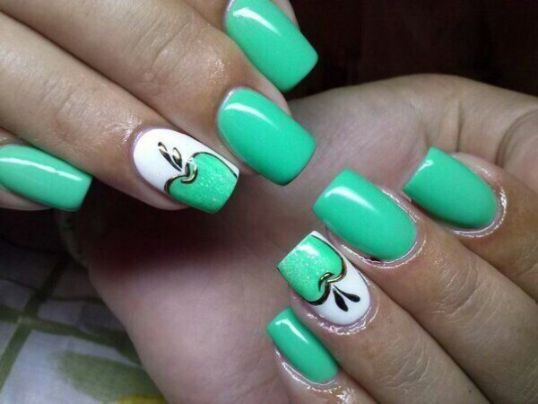 Абстрактний зелено-білий манікюр з блискітками на квадратні нігті